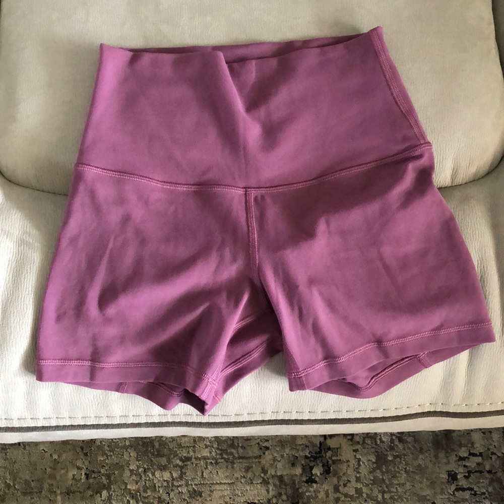 Lululemon aligns 4” inseam